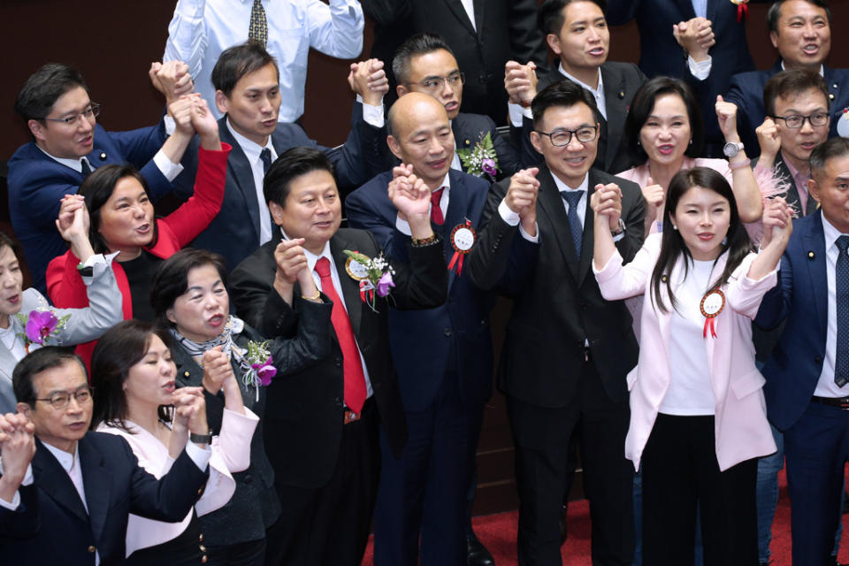 立法院第11屆立委1日報到就職宣誓，國民黨立委韓國瑜（前排右三）、江啟臣（前排右二）當選正副院長。（黃世麒攝）