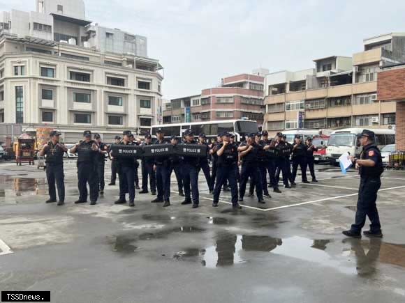 縣警局由訓練科長林世明領軍的機動應變隊，隨時因應現場突發狀況，確保民眾參與宗教活動的安全。（記者方一成攝）