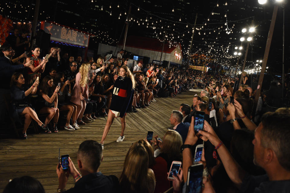 2000 fans lined the catwalk