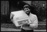 <p>Wozniak deseaba que la tecnología estuviera al alcance de todos, por eso diseñó las Apple II con la idea deliberada de que se pareciera más a un electrodoméstico que a un sofisticado equipo de tecnología. (Photo by © Roger Ressmeyer/CORBIS/VCG via Getty Images)</p> 