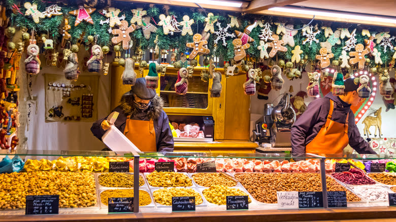 vendor selling gebrannte mandeln