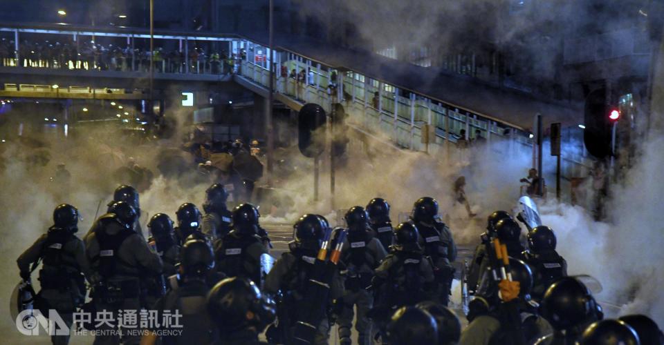 國際特赦組織（Amnesty International）指控香港警察處理3個多月來的「反送中」示威抗議時，出現刑求和其他虐待行為，但港警宣稱他們面對暴力升溫，已在街頭展現克制。（中央社檔案照）