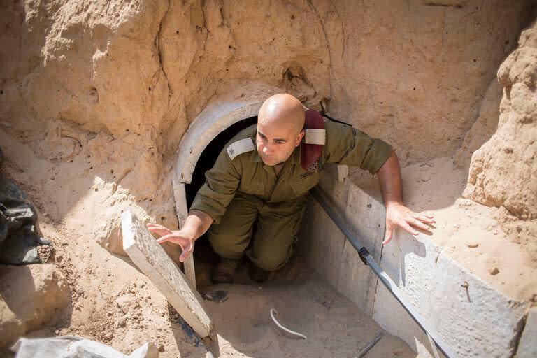 Un soldado israelí sale de uno de los túneles de Gaza