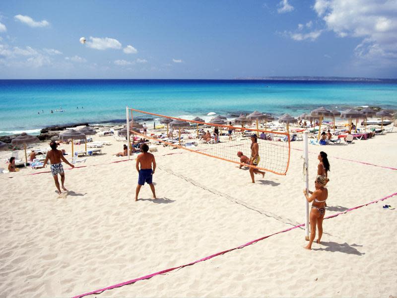 Am Strand von Migjorn wird Beachvolleyball gespielt. Ab Ende April steigt die Lufttemperatur auf mehr als 20 Grad. Foto: Patronat Municipal de Turisme de Formentera