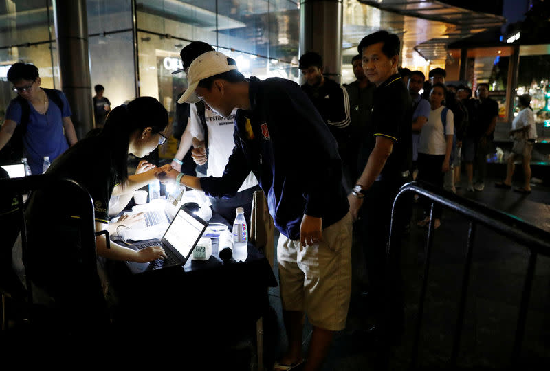 <p>People queue overnight for the iPhone X launch outside the Apple store in Singapore November 3, 2017. REUTERS/Edgar Su </p>