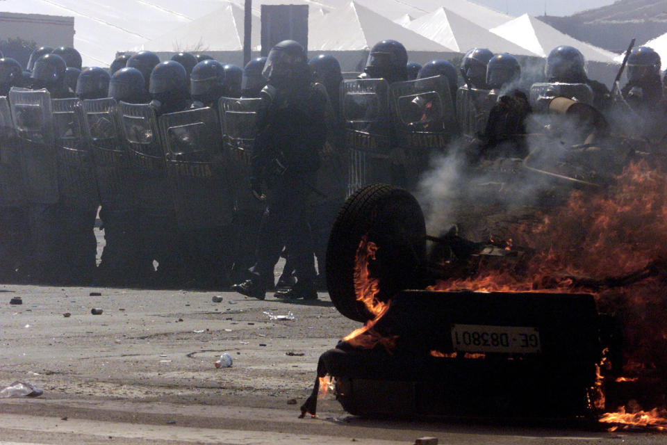 Des manifestations violentes ont eu lieu en marge du G8 de Gênes, en 2001. La répression policière a, elle aussi, été très forte. Un jeune manifestant a perdu la vie. 