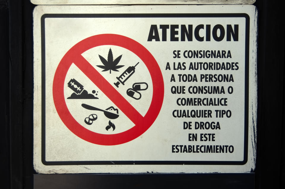 Letrero antidrogas en un establecimiento. (Getty Images)