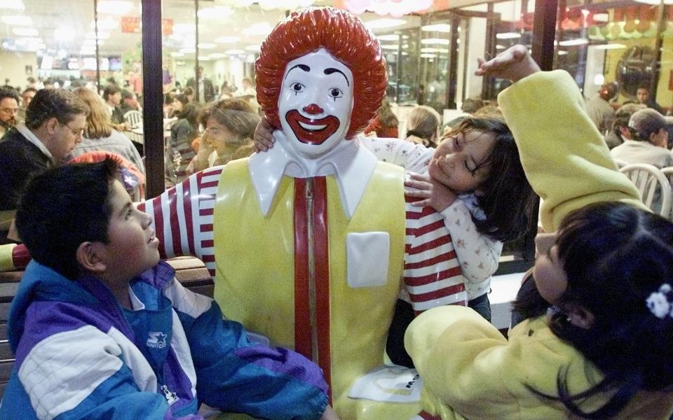 Bolivians in Le Paz enjoy time with Ronald McDonald - Alamy