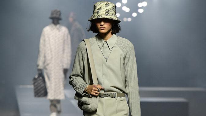 Model asal Surabaya, Rizal Rama memeragakan koleksi Fendi Men&#39;s Fall/Winter 2022/2023 pada 15 Januari 2022 di Milan Fashion Week. (MIGUEL MEDINA / AFP)