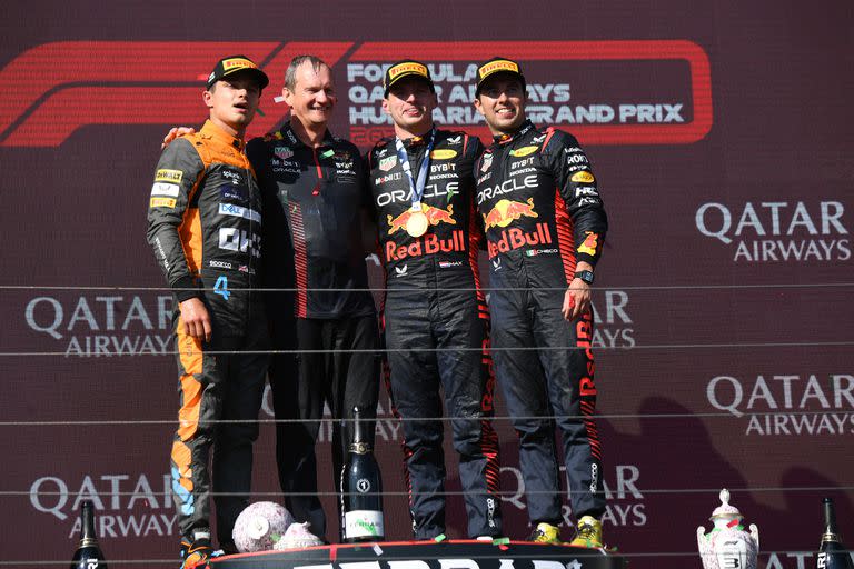 El podio con Lando Norris, el ingeniero de Red Bull Paul Monaghan,  Max Verstappen y Sergio Pérez