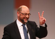 <p>Beim Bundesparteitag der SPD in Berlin hält Martin Schulz ein Victory-Zeichen in die Runde. Er wurde mit 81,9 % der Stimmen als Parteivorsitzender wiedergewählt. (Bild: dpa) </p>