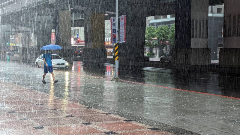 ▲今天入夜之後，桃園以北以及宜蘭轉雨，週末北部、東部地區都有暴雨，應謹慎提防。（圖／NOWnews攝影中心）