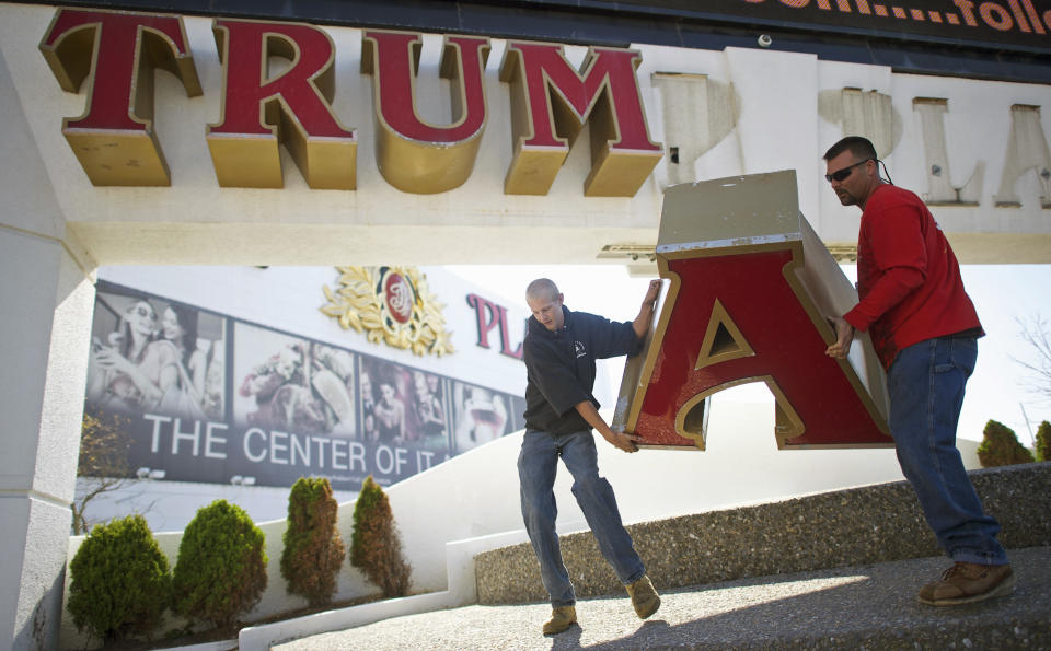 Workers remove the sign from Trump Plaza Casino in Atlantic City, New Jersey, Oct. 6, 2014, after Trump sued to end a licensing deal.&nbsp; (Photo: Mark Makela / Reuters)