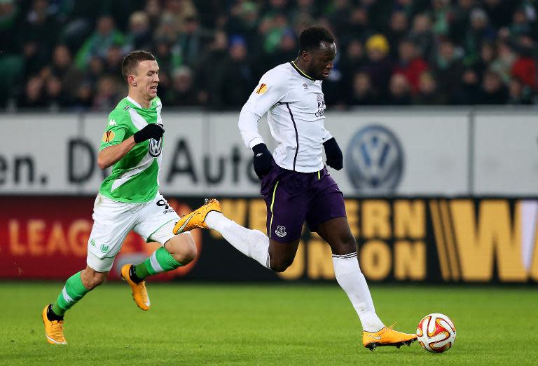 Everton's Belgian striker Romelu Lukaku (R) gets past Wolfsburg's Croatian midfielder Ivan Perisic to score during their UEFA Europa League Group H football match in Wolfsburg, Germany on November 27, 2014