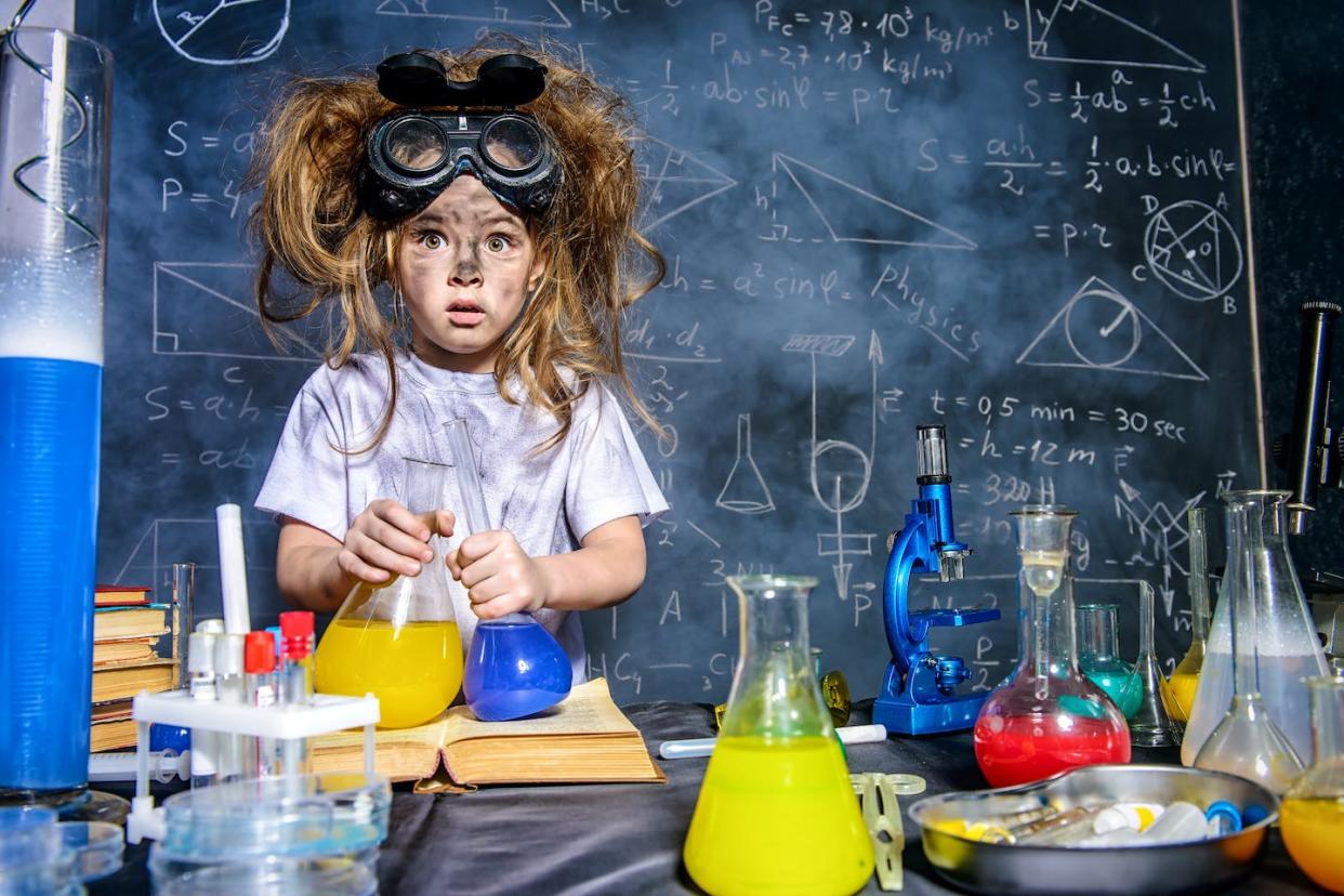 <a href="https://www.shutterstock.com/es/image-photo/funny-little-girl-doing-experiments-laboratory-627551969" rel="nofollow noopener" target="_blank" data-ylk="slk:Shutterstock;elm:context_link;itc:0;sec:content-canvas" class="link ">Shutterstock</a>