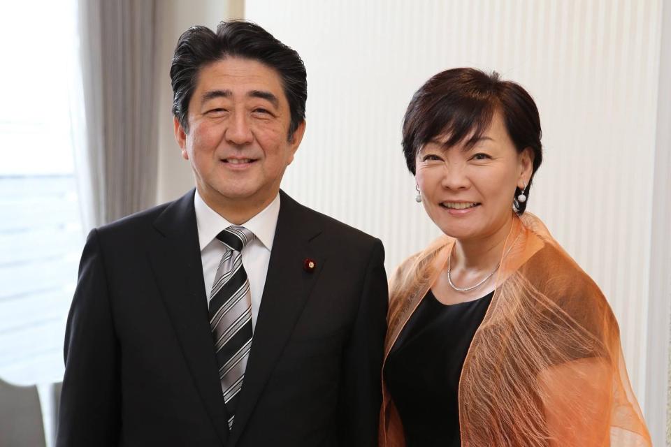 日本前首相安倍晉三生前與夫人安倍昭惠感情很好，時常在臉書PO出兩人合照。（翻攝自安倍晉三臉書）