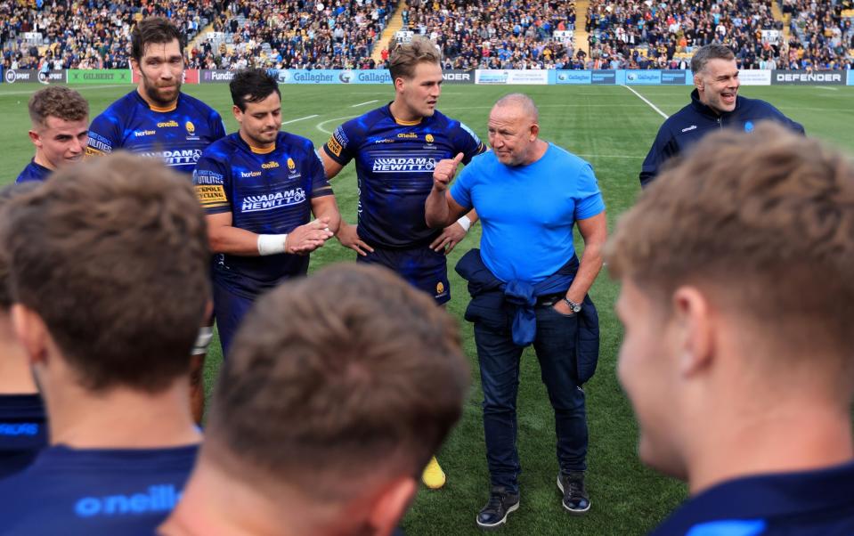 Steve Diamond, Head Coach of Worcester Warriors speaks to their players following their side's victory in the Gallagher Premiership Rugby match between Worcester Warriors and Newcastle Falcons at Sixways Stadium - Getty Images/Matthew Lewis