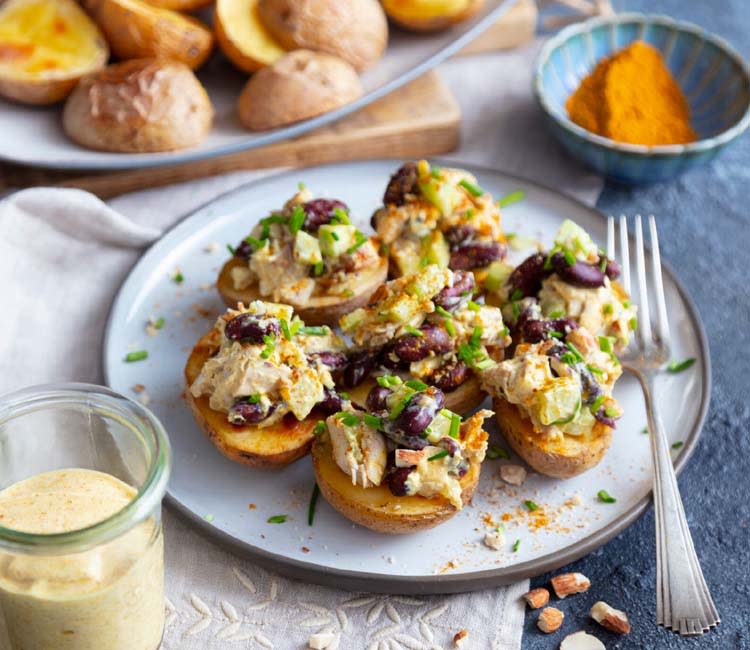 Patatas asadas rellenas de pollo y judías pintas con mahonesa al curry