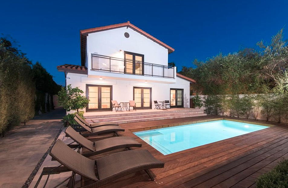 Rihanna sells Hollywood home for $3.6 million