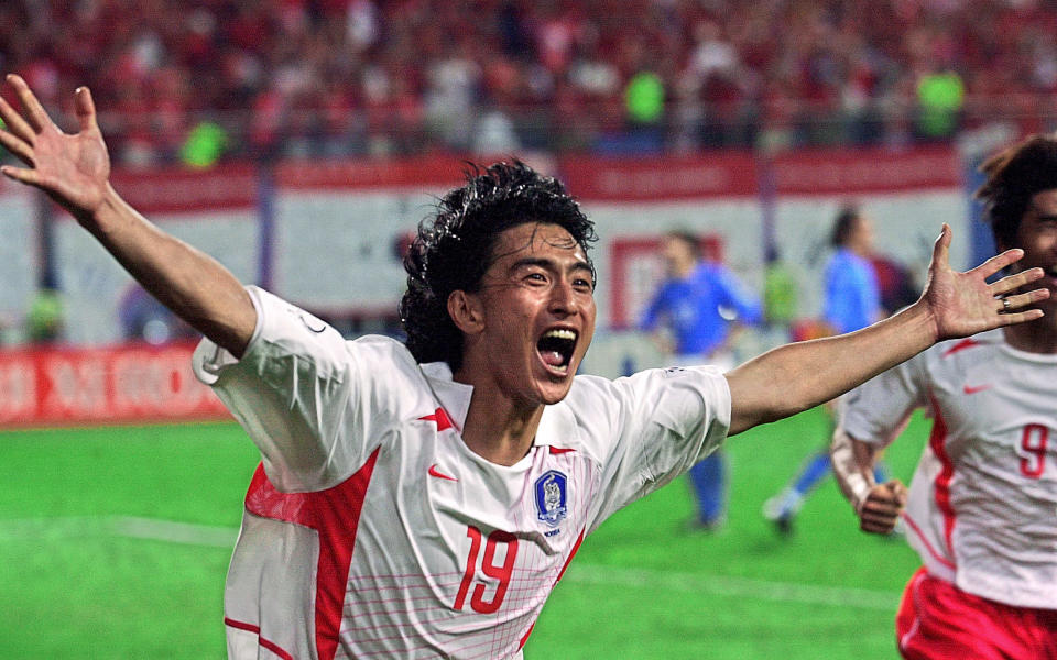 El mediocampista surcoreano Ahn Jung-hwan se convirtió en la figura del partido al marcar el gol de la clasificación a cuartos de final en el Mundial de Fútbol de Corea y Japón 2002. (Foto: CHOI JAE-KU/AFP vía Getty Images)