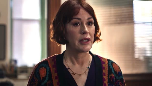 Molly Ringwald as an Al-Anon moderator in "The Bear"<p>Hulu</p>