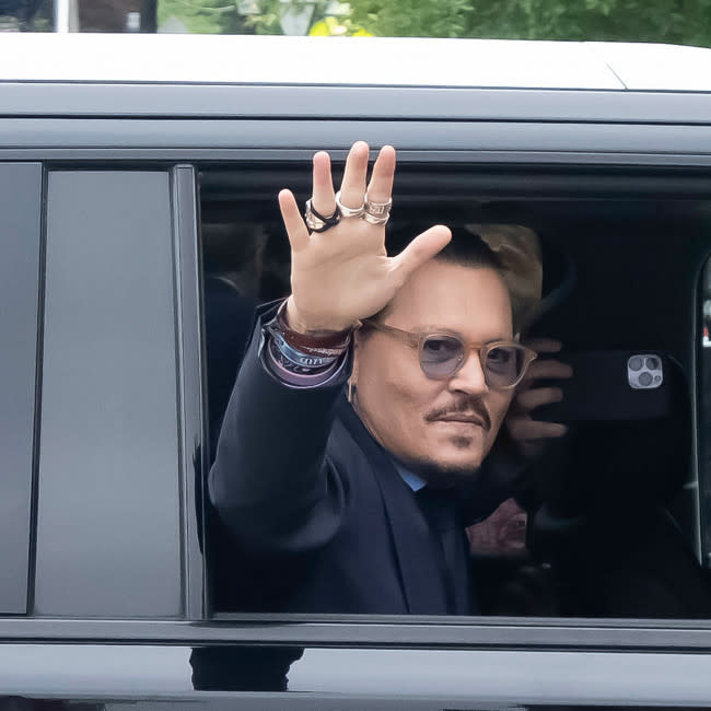 Assistente de Johnny Depp diz que o ator chutou Amber Heard na cabeça credit:Bang Showbiz