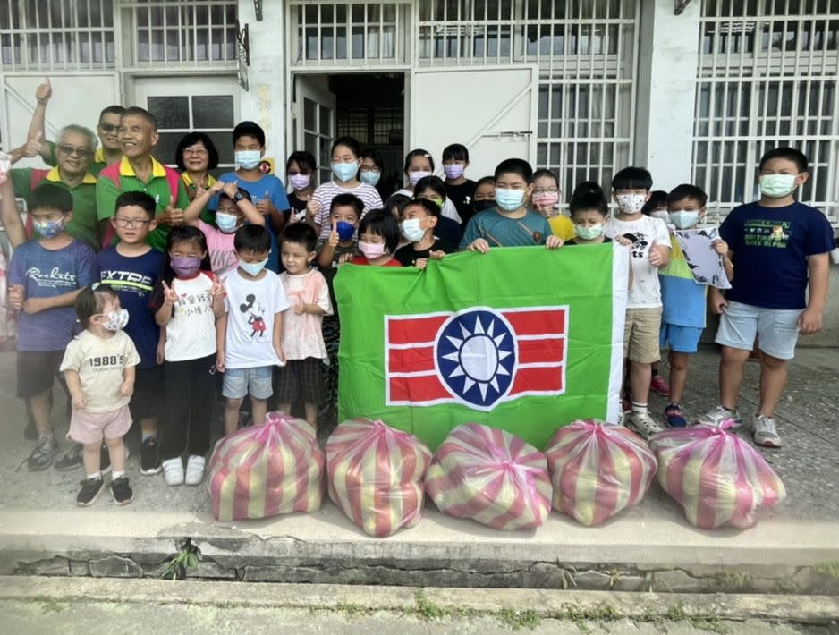 救國團南市團委會及歸仁區團委會送來應景文旦，讓收到的北門國小學童好高興。(記者盧萍珊攝)