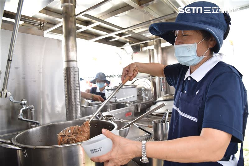 三個小時內能快速的烹煮四菜一湯，供應約九百人熱食的慈濟「行動廚房」（圖／慈濟基金會提供）