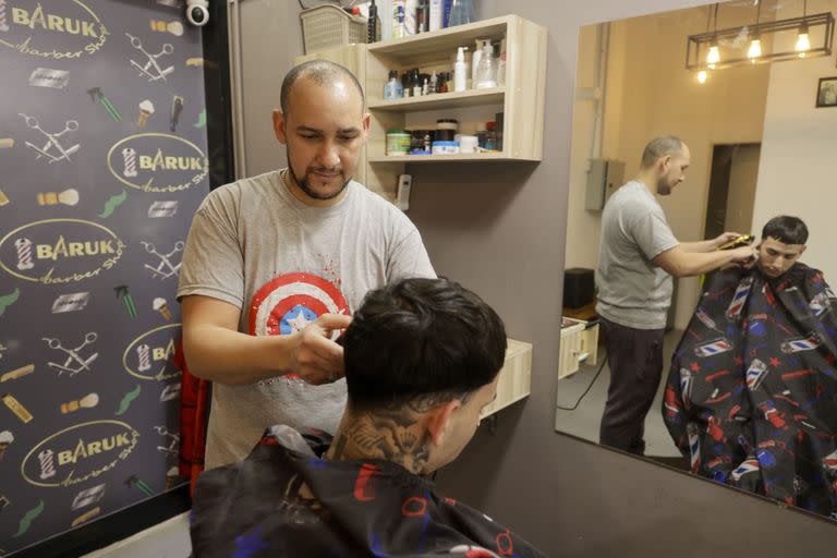 Daniel Santo en su barbería del barrio Olímpico; 