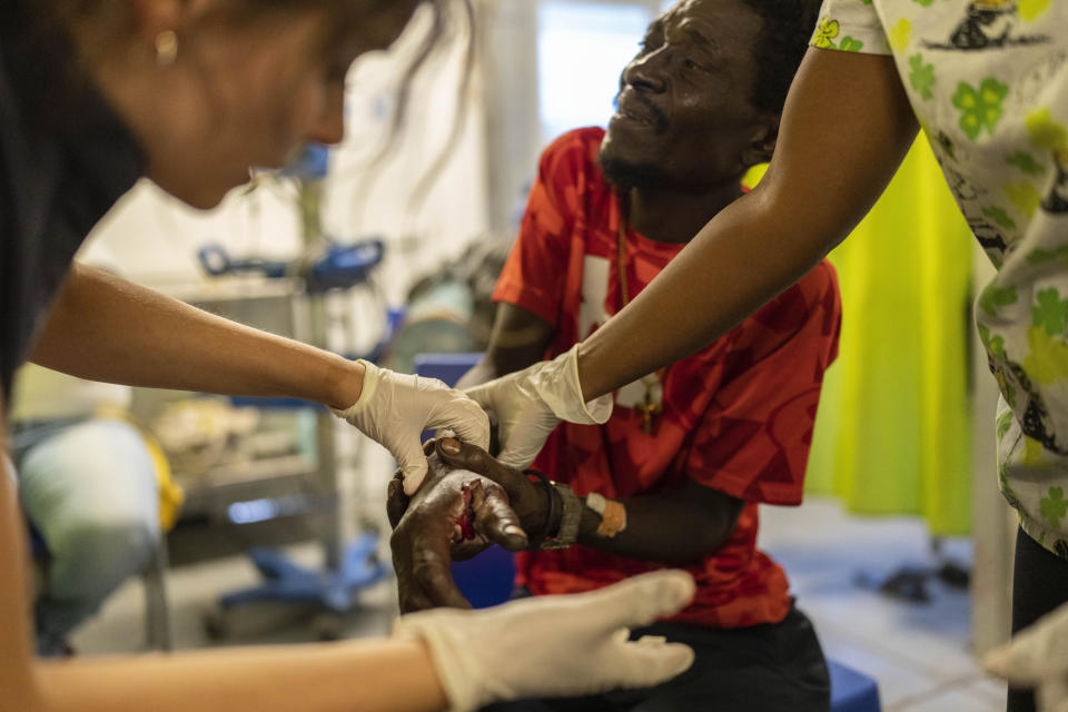 ARCHIVO - Marc Baptiste es atendido por una herida de bala en la sala de urgencias de un hospital de Médicos Sin Fronteras en el vecindario de Cite Soleil, en Puerto Príncipe, Haití, el viernes 19 de abril de 2024. Baptiste dijo que policías en un vehículo le habían disparado el día anterior cuando recogía madera para vender en una zona controlada por pandillas. Hace mucho que el sistema de salud de Haití era frágil, pero ahora se acerca al colapso total después de que las pandillas lanzaran ataques coordinados en la capital y otros lugares. (AP Foto/Ramon Espinosa, Archivo)