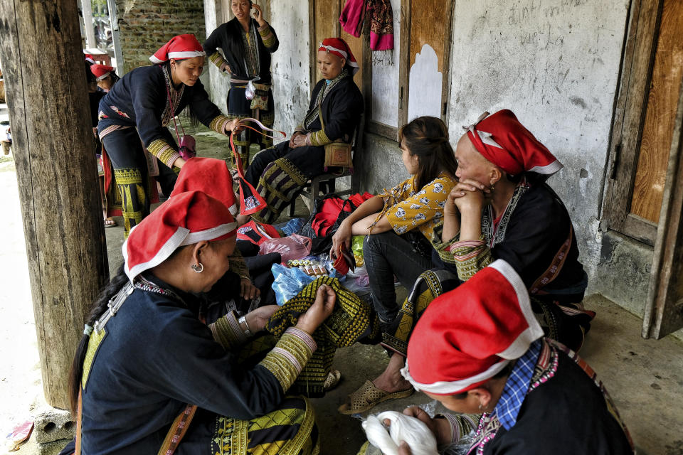 Mujeres de Red Dao cosiendo en la aldea de Ta Phin.  (Imagen: GETTY)