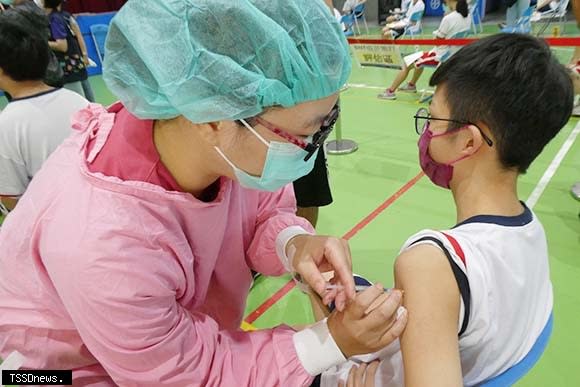 宜蘭縣持續落實校園防疫措施，縣政府籲儘快帶孩子接種疫苗。（記者董秀雲攝）