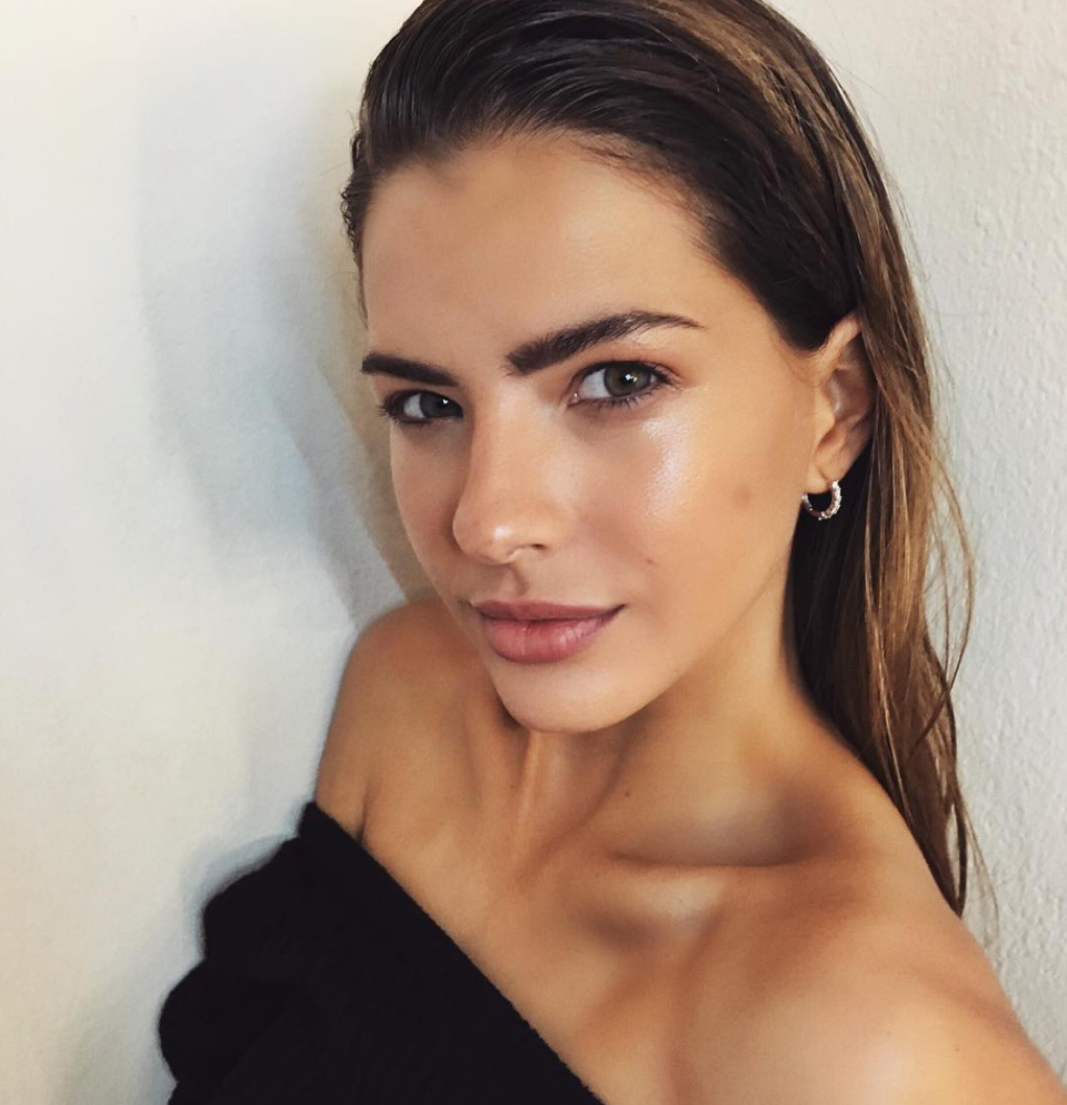 “Para la primera campaña creé un look bronceado y con cejas súper tupidas y marcadas bien al estilo Brooke Shields”, detalló Frumboli. - Foto: Instagram.com/bettinafrumboli