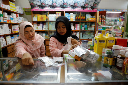 Vendors prepare medicines to sell at a wholesale market in Jakarta, Indonesia, February 15, 2019. REUTERS/Willy Kurniawan