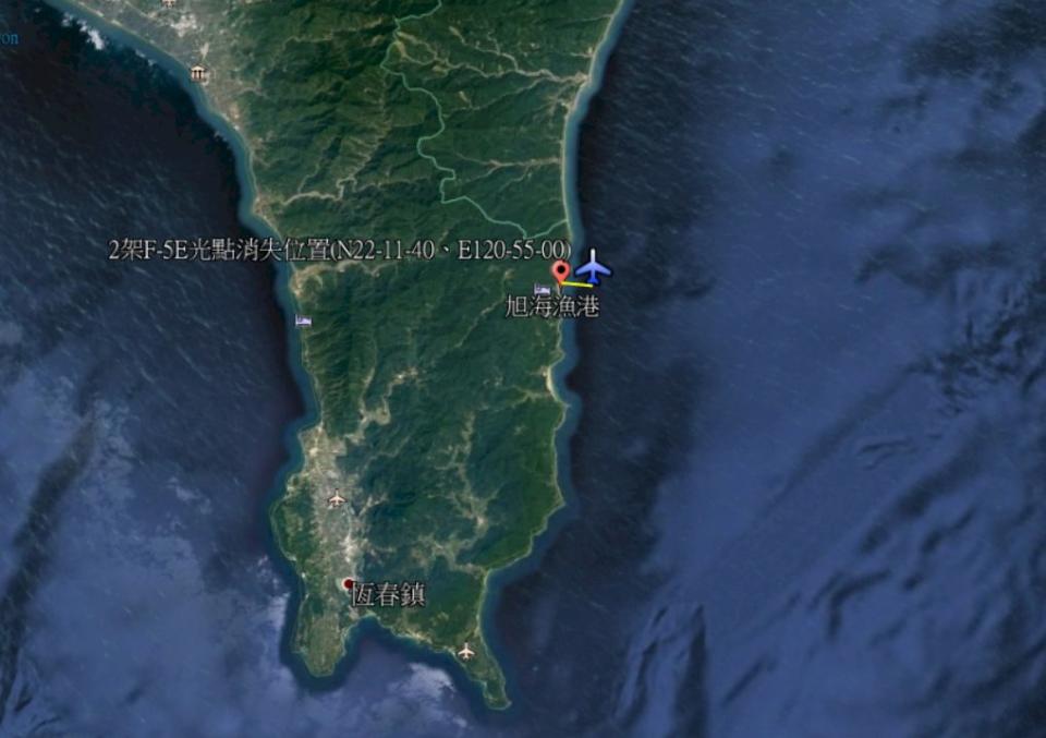 2架F-5E戰鬥機於屏東牡丹岸際疑似空中擦撞墜海，陸海空搜救中。(國搜中心提供)