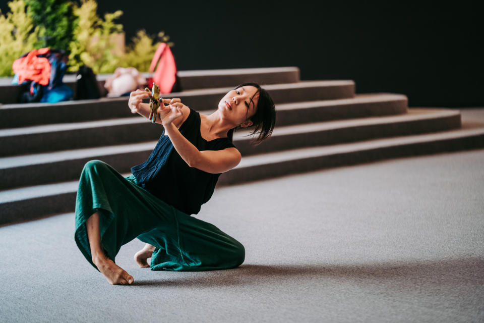 舞蹈家陳宜君正為諮詢者創作舞蹈。衛武營國家藝術文化中心提供
