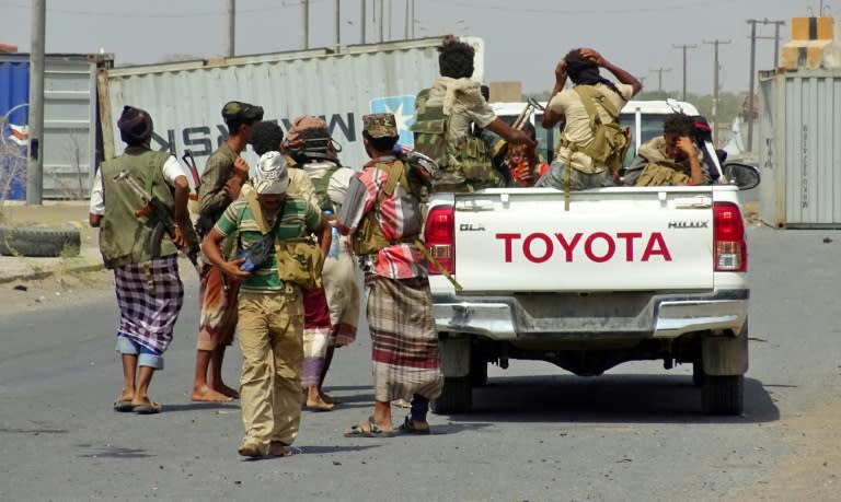 Yemeni pro-government forces gather on the eastern outskirts of Hodeida as they battle for the control of the city on November 10, 2018