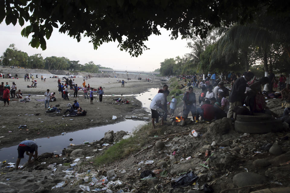 Migrantes centroamericanos en la orilla mexicana del río Suchiate, en la frontera con Guatemala, cerca de Ciudad Hidalgo, México, el lunes 20 de enero de 2020. (AP Foto/Marco Ugarte)