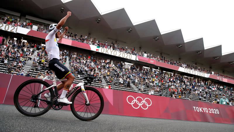 Foto del sábado del ecuatoriano Richard Carapaz celebrando tras ganar el oro olímpico en la prueba de ciclismo en ruta.