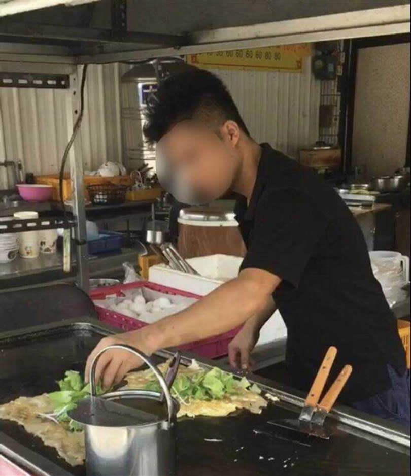 知名小吃店的主廚阿德竟然是一名越南籍失聯移工。（圖／中國時報林瑞益高雄傳真）