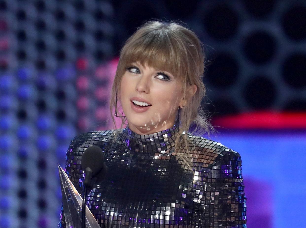 Taylor Swift accepts an award at the American Music Awards.&nbsp; (Photo: Matt Sayles/Invision/AP)