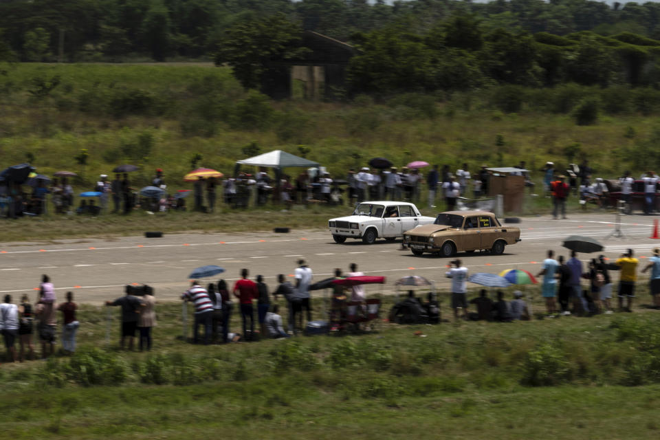 Un viejo Lada, a la izquierda, y un Moskvitch inician su carrera de resistencia en una vieja pista de aterrizaje sin usar en San Nicolás de Bari, Cuba, el domingo 23 de julio de 2023. (Foto AP/Ramón Espinosa)