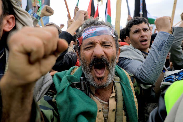 Manifestantes gritan consignas mientras marchan por las calles de Sanaa, la capital controlada por los hutíes en Yemen, para expresar solidaridad con el pueblo de Gaza el 29 de diciembre de 2023.