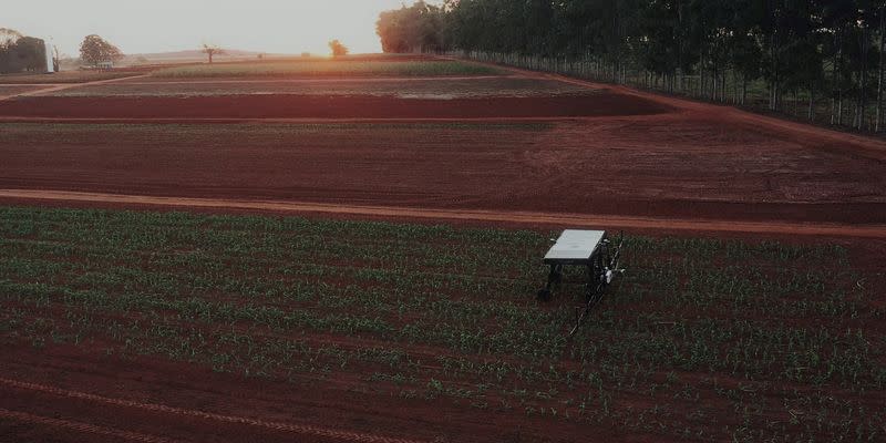 FOTO DE ARCHIVO. Un robot agrícola de Solinftec trabaja en el campo en Aracatuba, Brasil