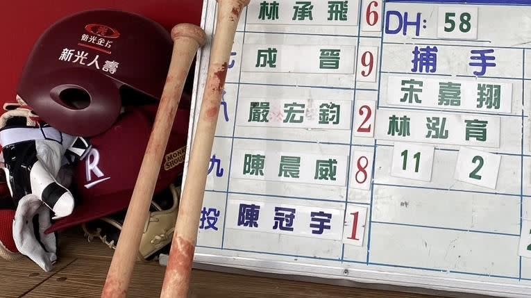 台灣大賽第7戰，樂天桃猿賽前將陳冠宇名牌放在投手位置。（圖／記者張沛嘉攝影）