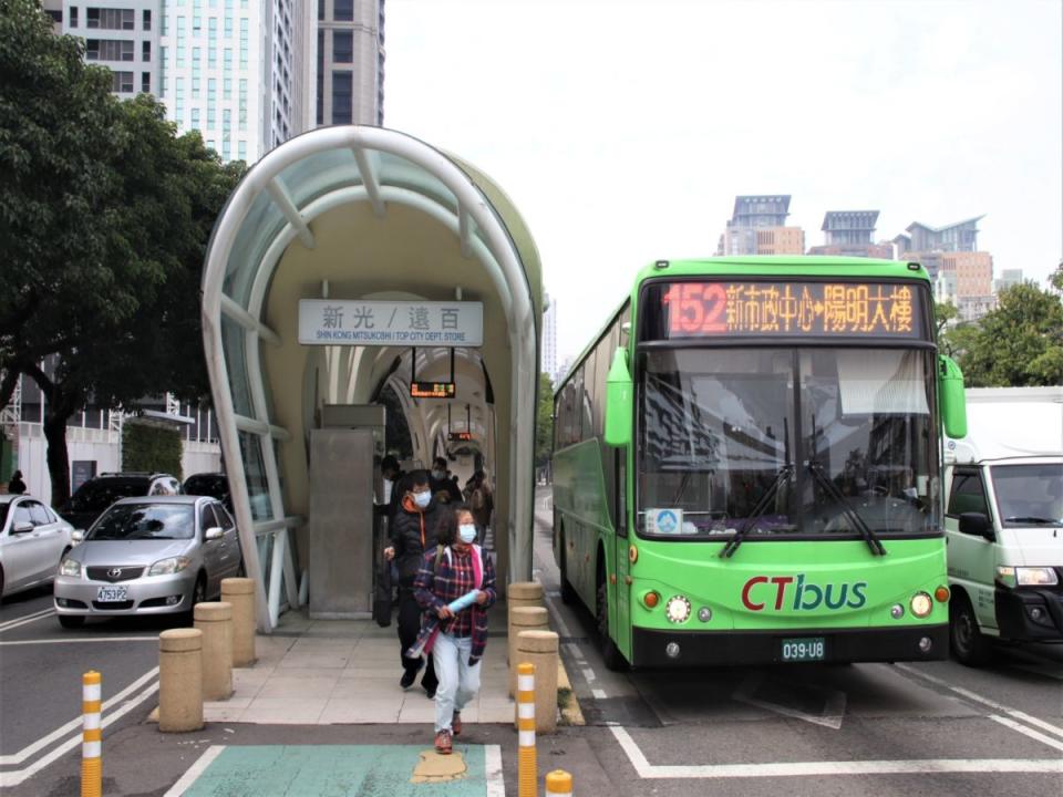 小犬颱風來襲，台中5日停班停課，市公車調整行駛班次，首班車延後至7點半到8點發車，末班車不變。（圖：中市府提供）