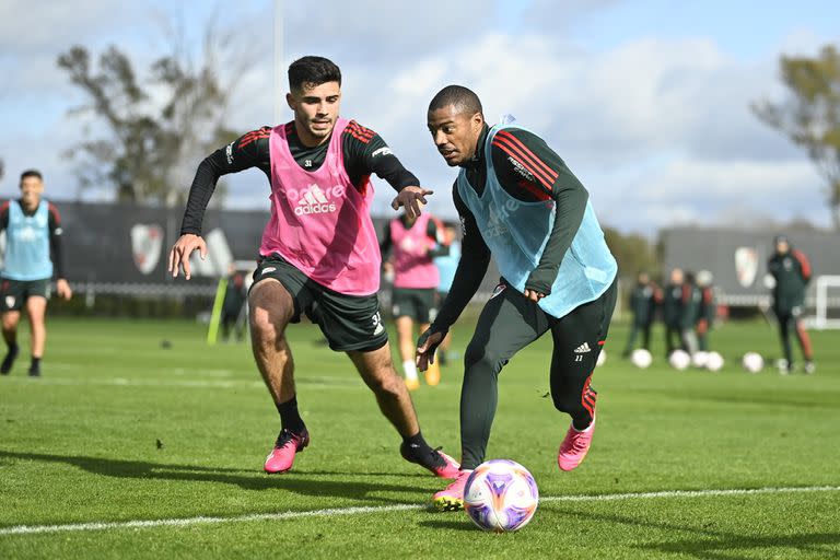 Nicolás De la Cruz ante Santiago Simón, en el entrenamiento de River

26/7/2023