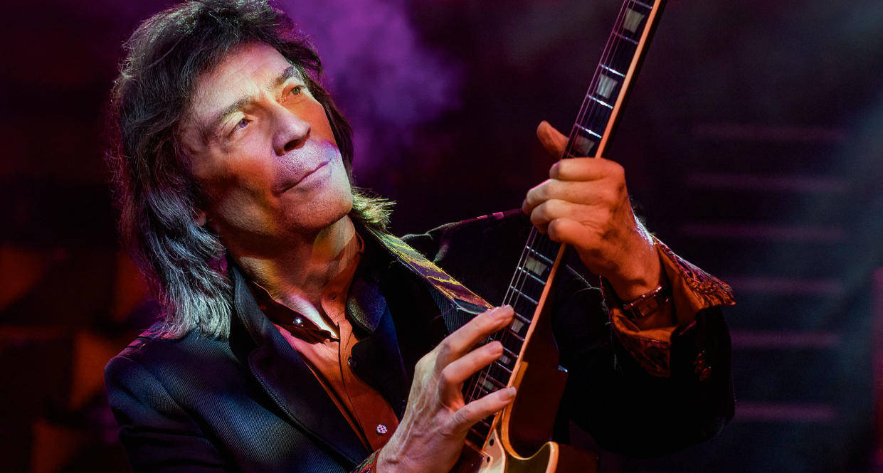  Steve Hackett plays two-handed legato on a Gibson Les Paul. 