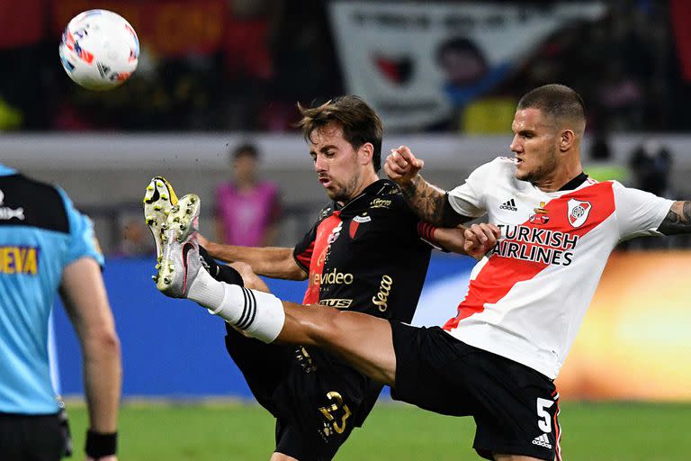 River vs Colon: Bernardi y Zuculini, con todo por la pelota