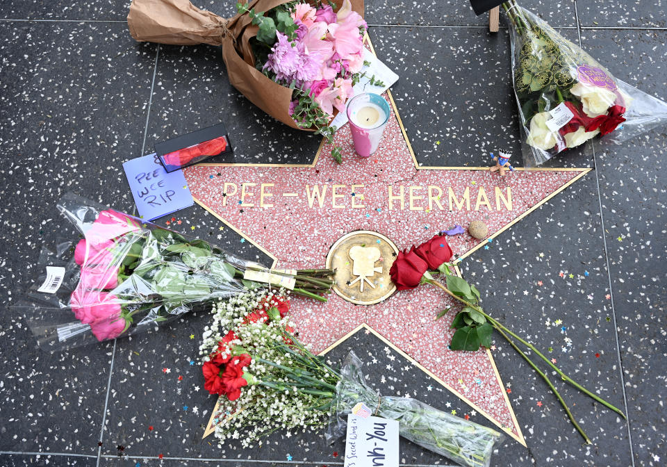 Zahlreiche Blumen erinnern an Paul Reubens an seinem Stern auf dem Hollywood Walk Of Fame (Bild: Gilbert Flores/Variety via Getty Images)